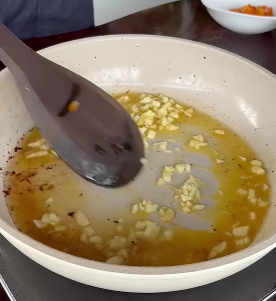 
Step 1
Heat oil in a pan and sauté the garlic and onions until fragrant and slightly soft.