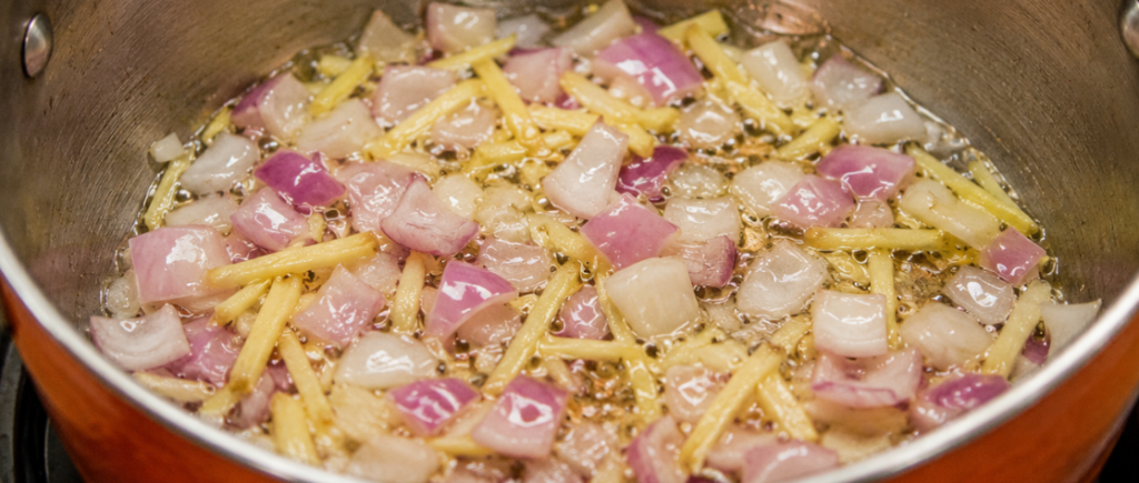 Heat cooking oil in a large pot. Sauté the onion and ginger until fragrant and the onions become soft.