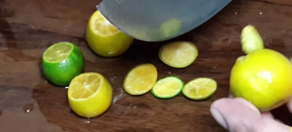 Drain the pako well and squeeze calamansi juice over the leaves to help keep their bright green color.