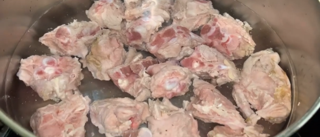 Turn off the heat, drain the water, and separate the goat meat from the ginger and onion. Set the meat aside.
