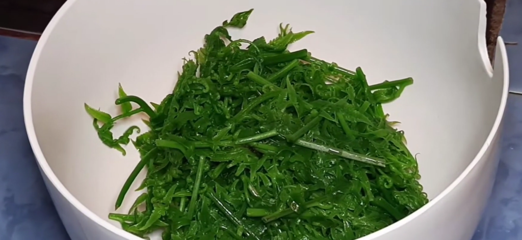 Transfer the pako to a serving bowl.