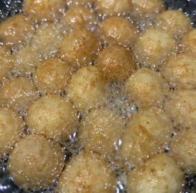 Cook the fish balls for about 20 minutes, then remove them with a strainer and let them drain in a colander.