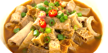 Arrange the sliced innards in a bowl, pour hot broth over them, and top with chopped green onions and extra chili.