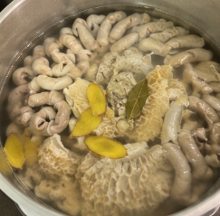 Wash the beef tripe and small intestine thoroughly. Place them in a pot with fresh water, some of the ginger, and a few dried bay leaves. Boil for about 45 minutes. Drain, allow them to cool, and cut them into bite-sized pieces.