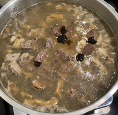 Stir in the beef liver. Add a small amount of beef bile, stir, and taste before adding more. Simmer over medium heat for about 15 minutes.